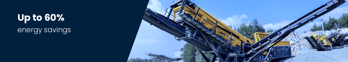Grande m&aacute;quina de constru&ccedil;&atilde;o sobre superf&iacute;cie de cascalho com esteira transportadora elevada