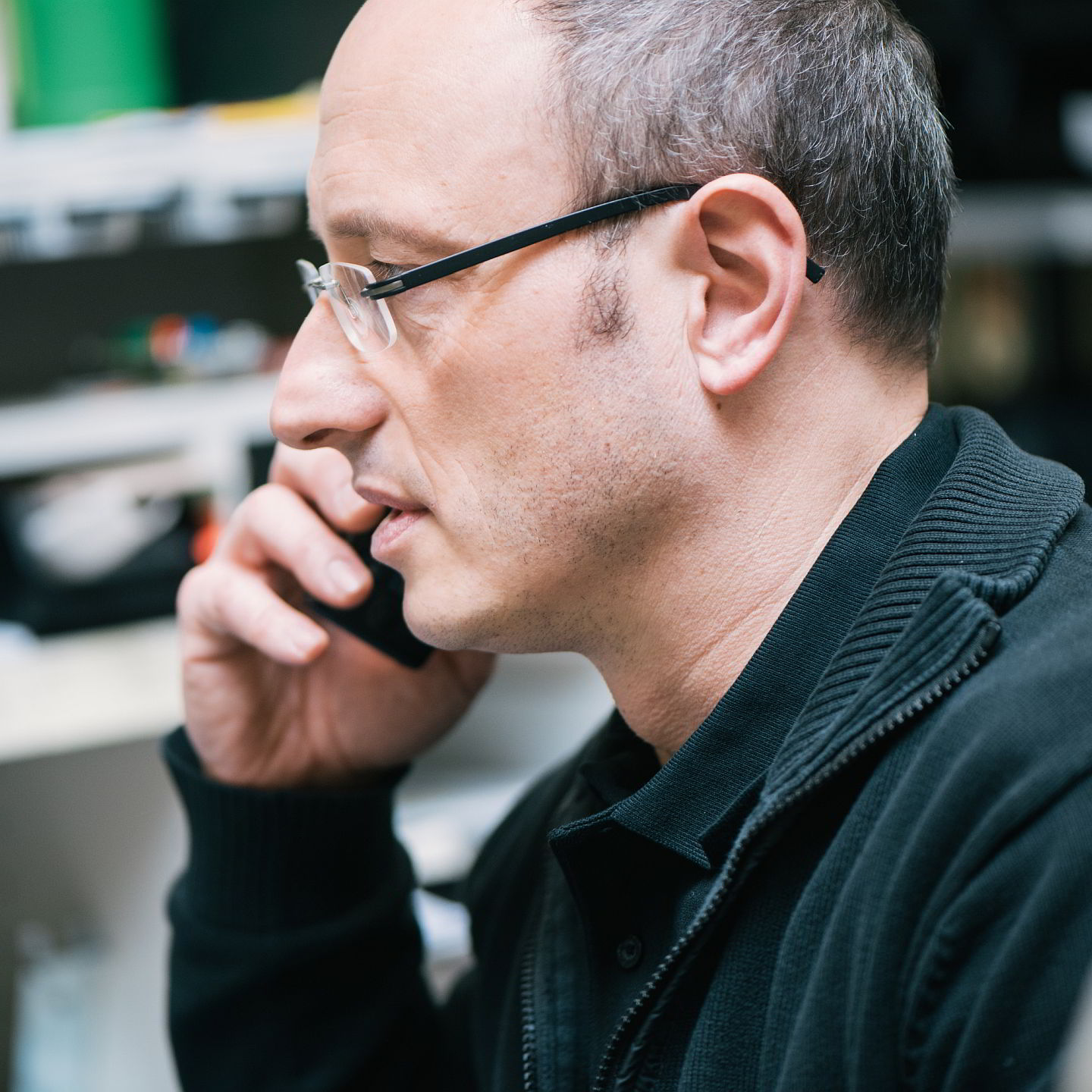 Service employee on the phone