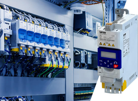 V&aacute;rios inversores de painel Lenze i550 em um painel de controle e um close-up de um inversor de painel i550